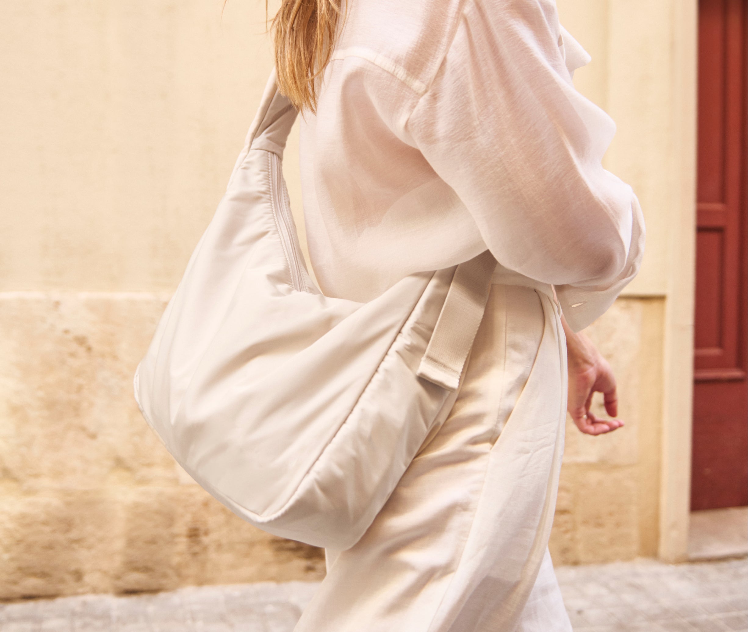 Person wearing the Crossbody in Salt White