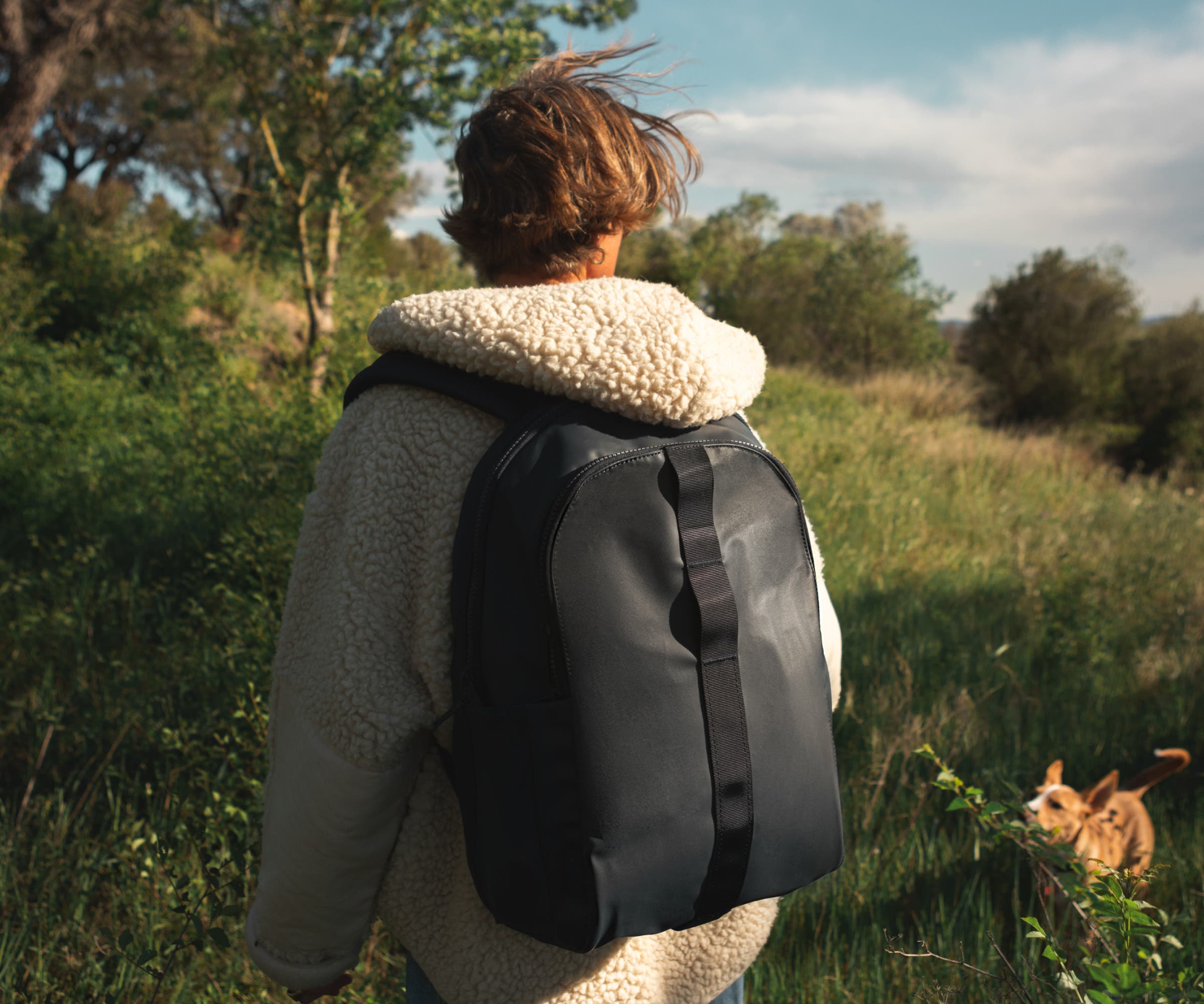 Person wearing the Active Backpack 26L in the woods