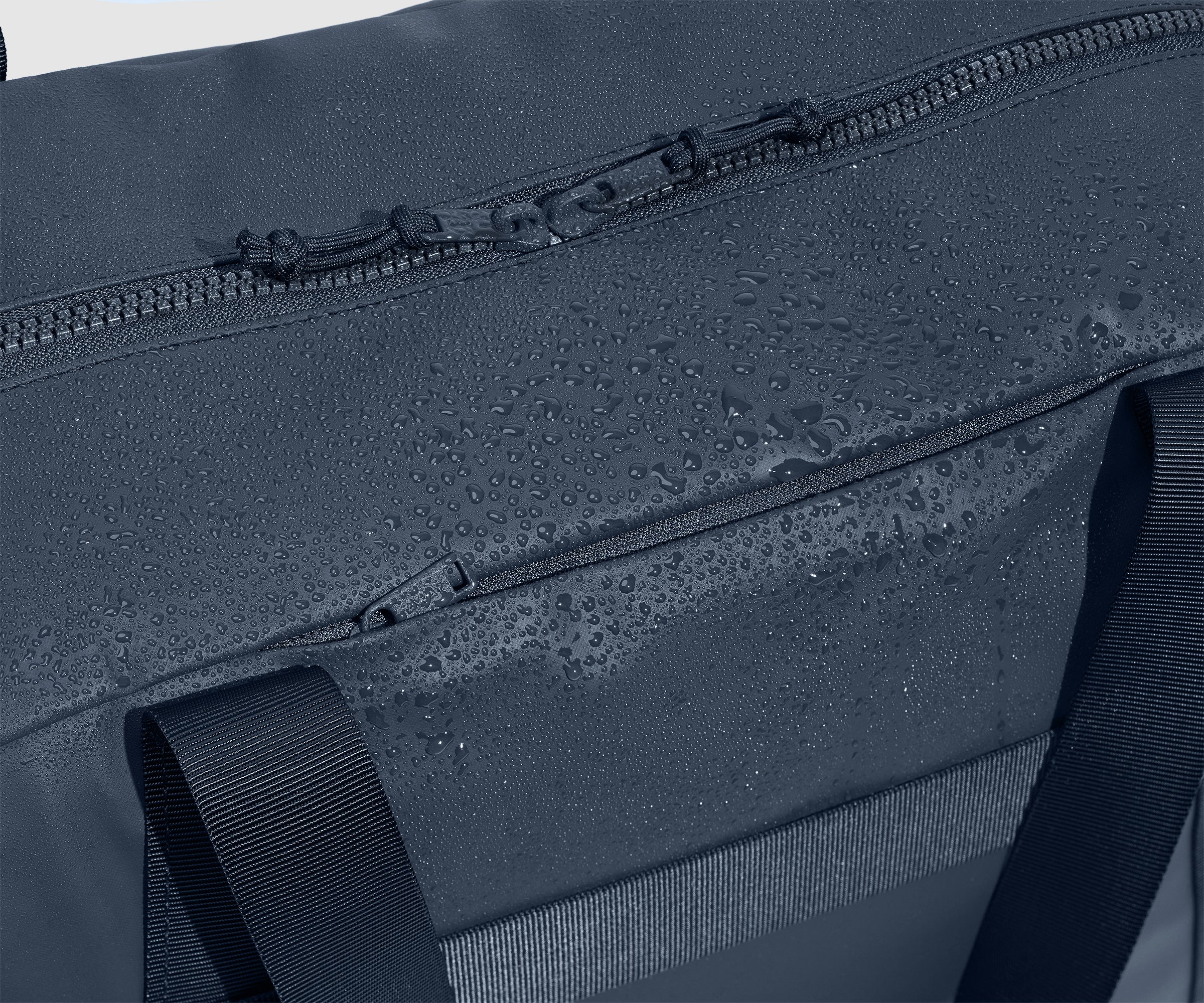 Water droplets on the water-resistant Active Duffle 40L