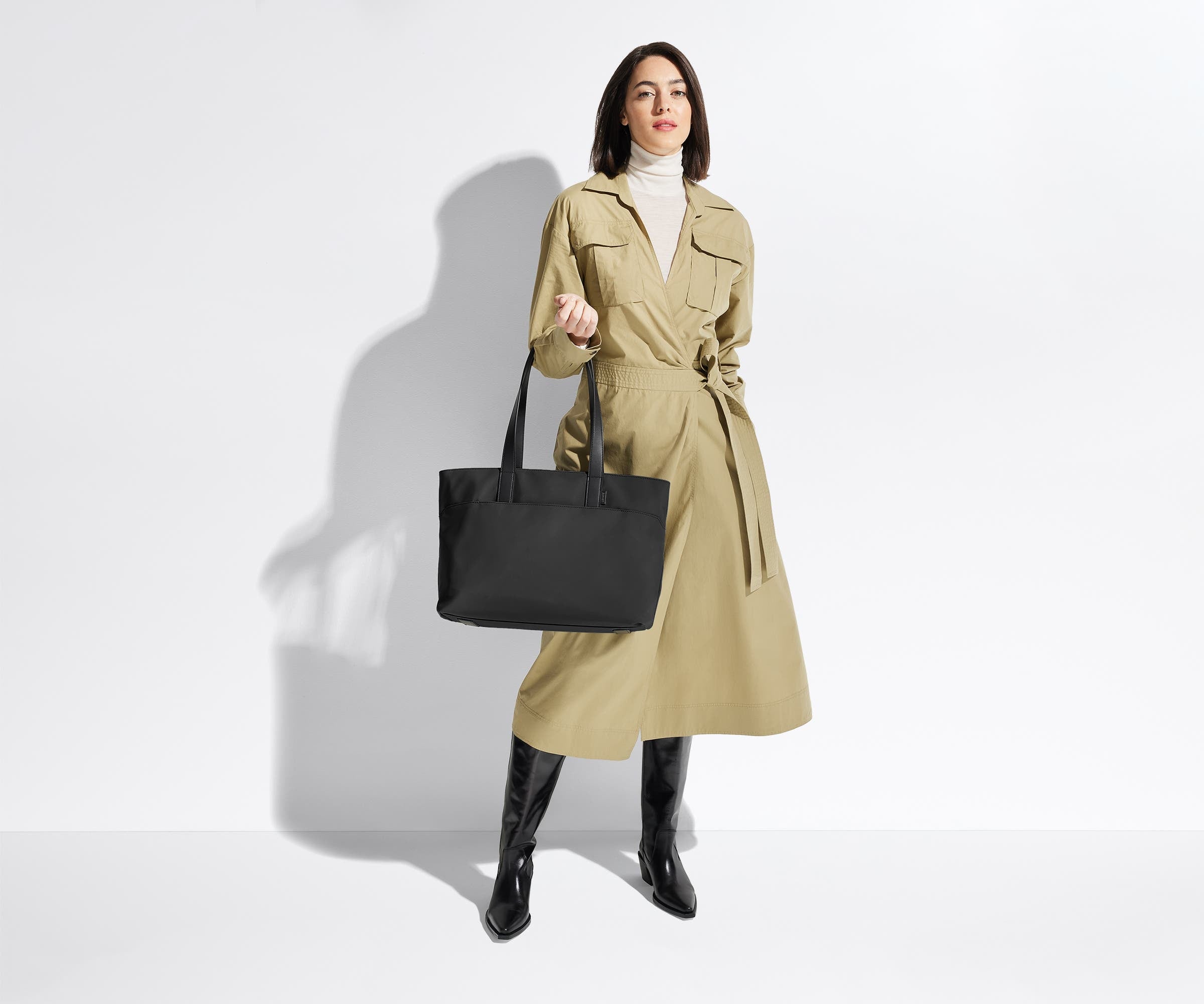 Person wearing the Everywhere Tote on their shoulder