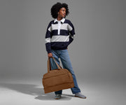 Person carrying the weekender by its handles