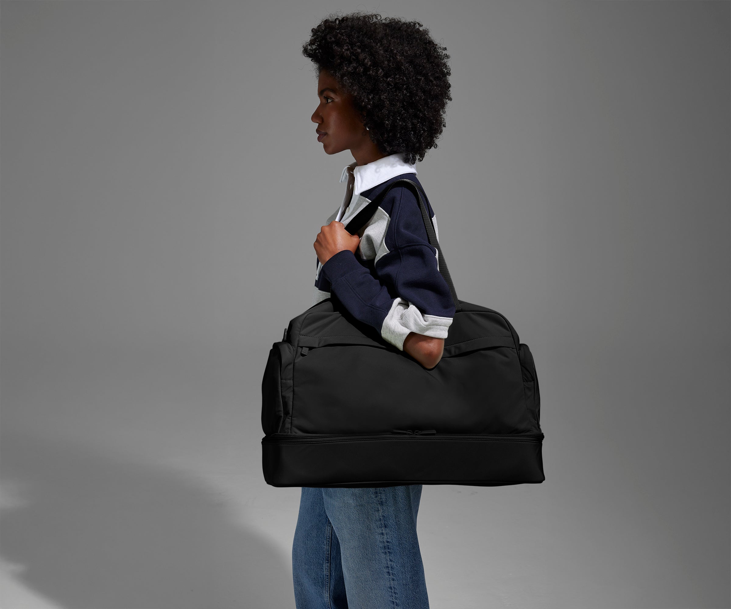 Person wearing the Featherlight Weekender on their shoulder